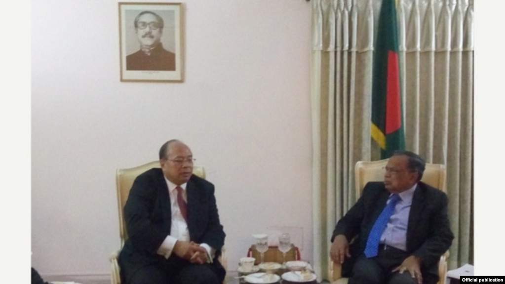 ျမန္မာအမ်ဳိးသား လုံၿခံဳေရး အႀကံေပး ဦးေသာင္းထြန္းနဲ႔ ဘဂၤလားေဒ့ရွ္ႏုိင္ငံျခားေရး၀န္ႀကီး AH Mahmood Ali တို႔ ေတြ႕ဆံုေဆြးေႏြးေနစဥ္