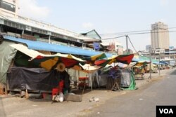 តូបលក់ទំនិញនៅខាងមុខផ្សារអូរឬស្សីដែលកំពុងបិទ បន្ទាប់ពីមានករណីផ្ទុះឆ្លងជំងឺកូវីដ១៩ ក្នុងចំណោមអាជីវករនិងសន្តិសុខផ្សារ នៅរាជធានីភ្នំពេញ កាលពីថ្ងៃទី៨ ខែមេសា ឆ្នាំ២០២១។ (កាន់ វិច្ឆិកា/វីអូអេ)