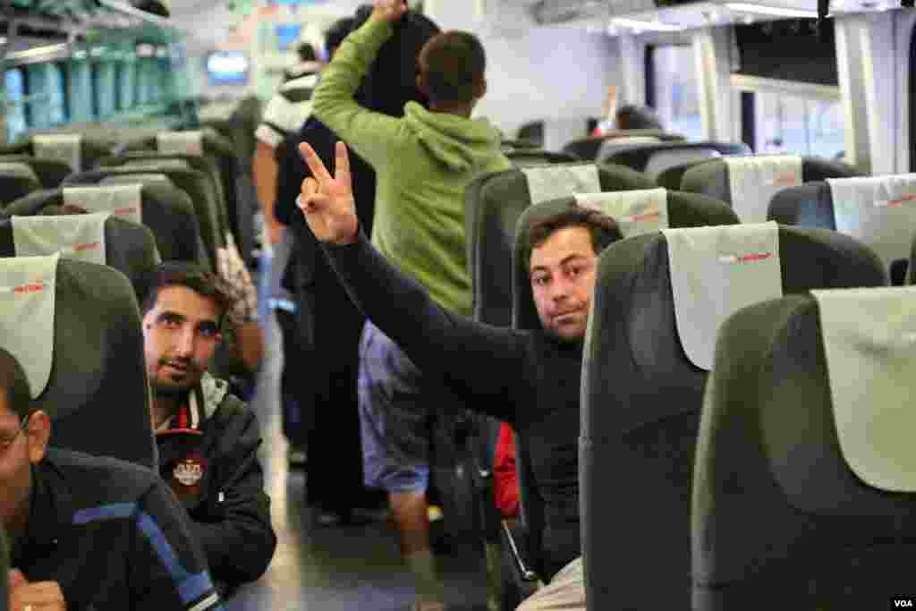 قطارهایی که پناهجویان را از بوداپست به اتریش می برند ، یکی پس از دیگری پر می شوند