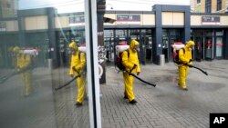 Pripadnici Federalnog centra za specijalne operacije spašavanja dezinfikuju željezničku stanicu u Moskvi