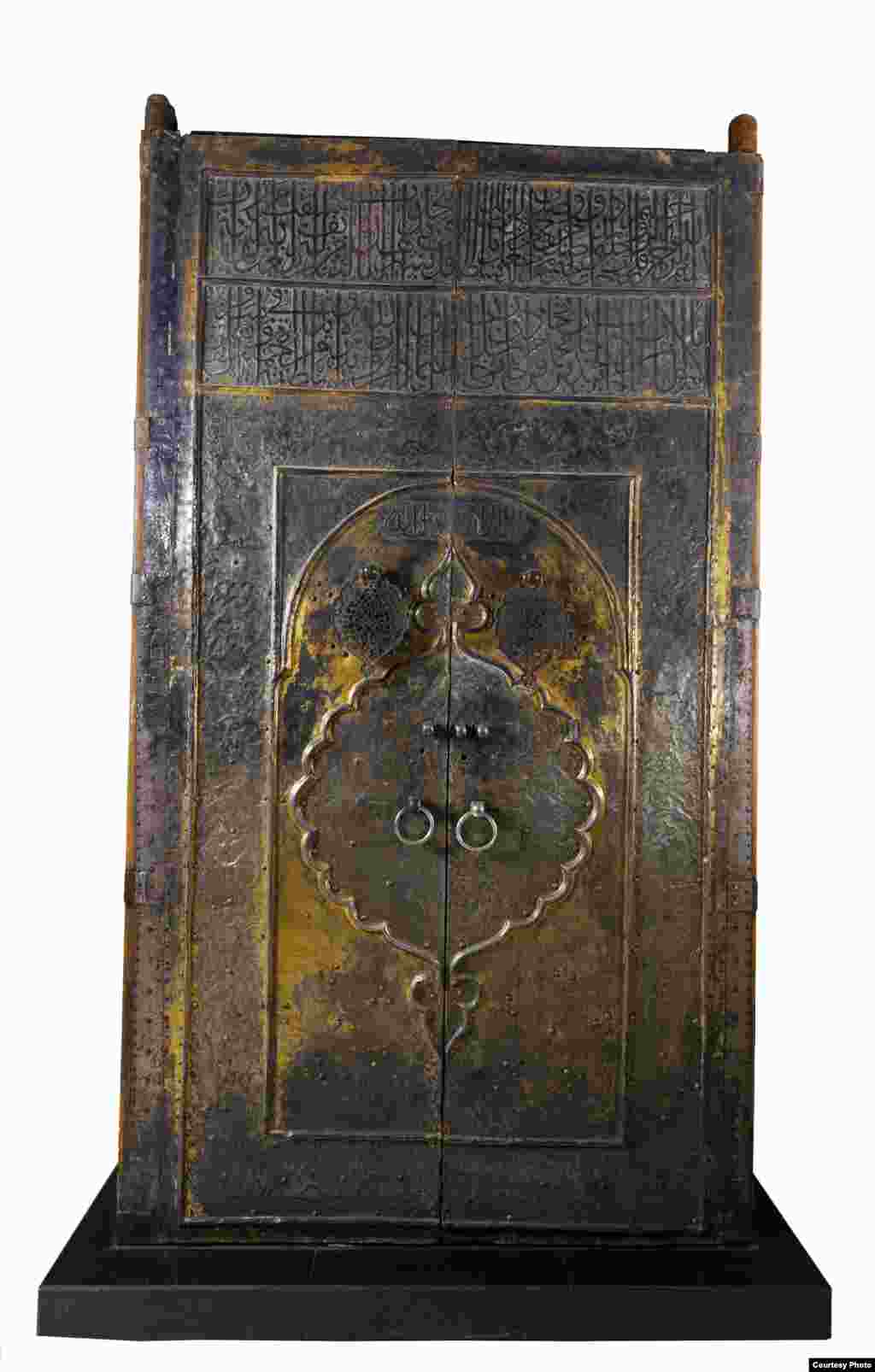This massive wooden door, covered with silver leaf, was donated to Mecca by the Ottoman sultan Murad IV (reigned 1623-40). The design of such doors changed little over the centuries. The Ottoman door was used until around 1947. (Freer Sackler Galleries/Sm