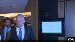 美國國防部長馬蒂斯2017年6月4日抵達會場與東盟防長會面 (美國之音黎堡攝）
