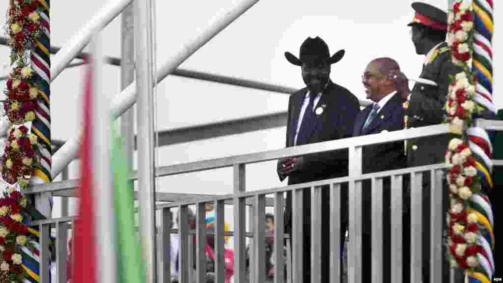 Le président de la République du Soudan du Sud, Salva Kiir, à gauche, se tient aux-côtés du président Omar Hassan El-Béchir du Soudan, au centre, pendant les célébrations de l&#39;indépendance du Sud-Soudan, Juba, 09 Juillet 2011. epa/ GIORGO