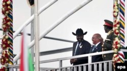 Le président de la République du Soudan du Sud, Salva Kiir Mayardit, à gauche, se tient aux-côtés du président Omar Hassan Al-Bashir du Soudan, au centre, pendant les célébrations du Sud-Soudan Indépendance, à Juba, Soudan du sud, 9 Juillet 2011. (epa/ GIORGO)