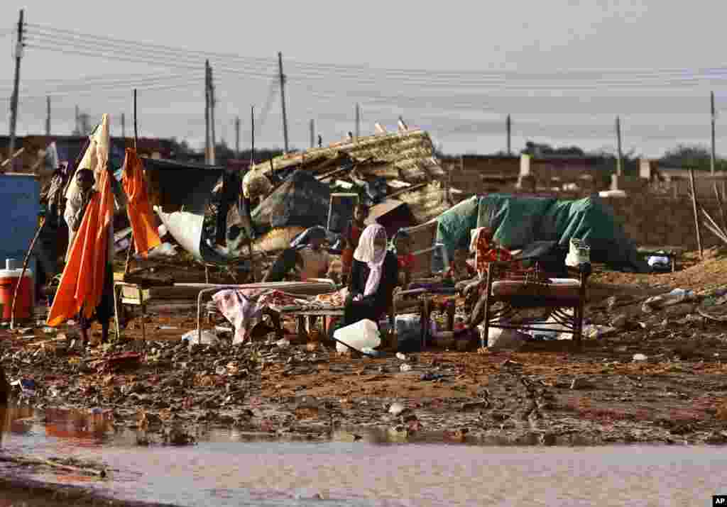 A Sudanese homeless family rest near a highway in Khartoum. Floods that hit different areas in Sudan this week have led to destruction of hundreds of homes, death of scores and dozens injured.