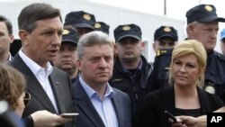 La présidente croate Kolinda Grabar Kitarovic, à droite, le président macédonien Gjorge Ivanov, centre et le président slovène Borut Pahor, à gauche, parlent aux médias au centre de transit pour réfugiés près de la ville macédonienne au sud de Gevgelija, près de la frontière avec la Grèce, le mercredi 13 Avril, 2016. (AP Photo/Boris Grdanoski)