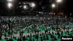 2020年6月4日晚上的香港维多利亚公园，抗议者参加六四烛光纪念晚会，纪念1989年北京天安门广场民主抗议镇压31周年。香港警方以防疫为由拒绝批准支联会举办这个大规模年度纪念晚会。