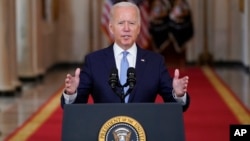 ប្រធានាធិបតី​សហរដ្ឋ​អាមេរិក លោក Joe Biden ថ្លែង​អំពី​ការ​បញ្ចប់​សង្គ្រាម​របស់​សហរដ្ឋ​អាមេរិក​ក្នុង​ប្រទេស​អាហ្វហ្គានីស្ថាន នៅ​សេតវិមាន រដ្ឋធានី​វ៉ាស៊ីនតោន ថ្ងៃទី៣១ ខែសីហា ឆ្នាំ២០២១។ (AP Photo/Evan Vucci)