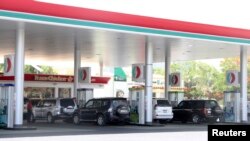 Cars queue for petrol at a gas station in Dubai, UAE, June 11, 2012.