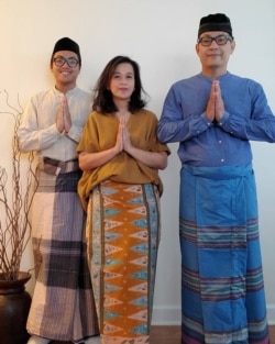 Geliga Purnama (kanan) dan keluarga. (Foto: Dok Pribadi)