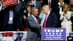 Kandidat presiden AS dari Partai Republik, Donald Trump, menyambut mantan pemimpin partai UKIP Inggris, Nigel Farage, dalam kampanye di Jackson, Mississippi (24/8). (AP/Gerald Herbert)
