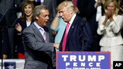 Trump saludó en Jackson, Mississippi a Nigel Farage, exlíder británico que promovió la salida de su país de la Unión Europea.
