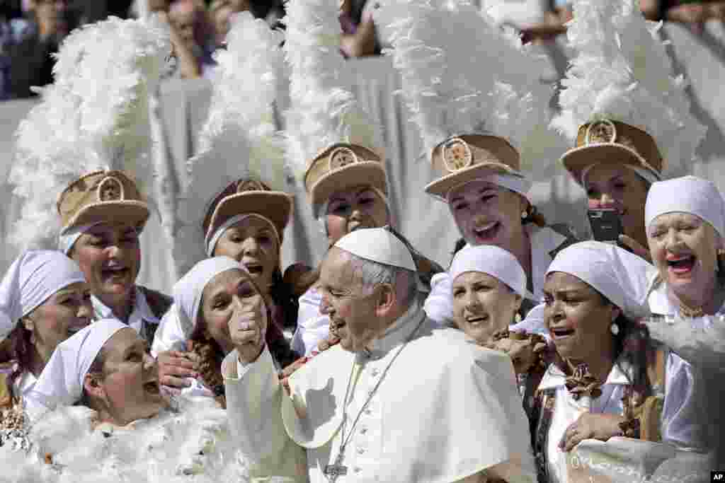 프란치스코 교황이 바티칸 성 베드로 광장에서 열린 주례 알현 행사 도중 멕시코 순례객들과 합창하고 있다.