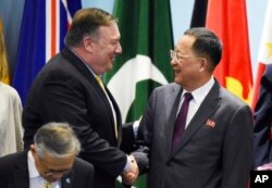 Mike Pompeo, Kuzey Kore Dışişleri Bakanı Ri Yong Ho'yla el sıkışırken