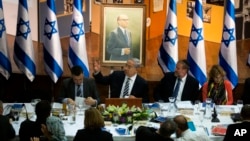 Thủ tướng Israel Benjamin Netanyahu (giữa) chủ tọa phiên họp nổi các hàng tuần tại Jerusalem, 21/7/13