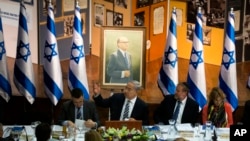 Israel's Prime Minister Benjamin Netanyahu, center, chairs the weekly cabinet meeting in Jerusalem, July 21, 2013.