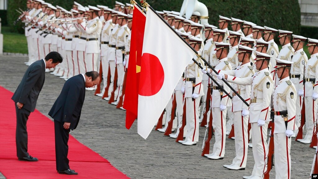 Thủ tướng Việt Nam Nguyễn Xuân Phúc trong chuyến thăm Nhật Bản năm 2017. Đứng bên cạnh ông là Thủ tướng Shinzo Abe.