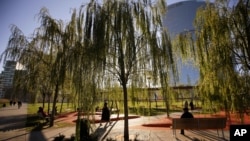پارک «کتابخانه درختی» در شهر میلان، ایتالیا - شهر میلان تصمیم دارد برای بهتر کردن هوای اغلب دم و گرفته شهر تا سال ۲۰۳۰، سه میلیون نهال درخت بکارد.