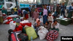 People fleeing from Laukkai,ကိုးကန့်ဒေသ လောက်ကိုင်မြို့မှ ထွက်ပြေးလာခဲ့ကြသည့် စစ်ရှောင်ဒုက္ခသည်မျာ (ဖဖော်ဝါရီ ၁၅၊ ၂ဝ၁၅) (Reuters)