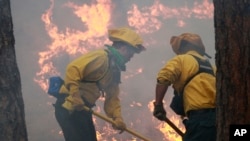 Des pompiers luttant contre les flammes dans le Colorado
