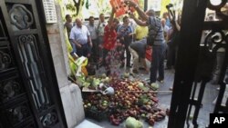 西斑牙農民在德國使館前傾倒蔬菜水果