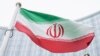 Bendera Iran berkibar di depan gedung International Center dengan markas besar Badan Tenaga Atom Internasional, IAEA, di Wina, 24 Mei 2021. (Foto: AP)