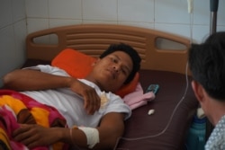 Eh Kosal, 32, one of the construction workers of the building which collapsed in Kep Province, is pictured in a local hospital, January 4th 2020. (Khan Sokummono/VOA Khmer)