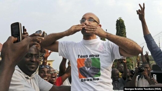 Michel Gbagbo à la rencontre des militants du FPI, à Abidjan. (VOA/Georges Ibrahim Tounkara)