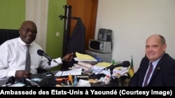 Éric Elliott, Vice Consul ambassade des États-Unis à Yaoundé, sensibilise les candidats camerounais aux principes de la loterie américaine 2019, lors d'une interview à la radio nationale,. (Facebook/Ambassade des Etats-Unis à Yaoundé)