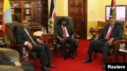 Thủ tướng Ethiopia Hailemariam Desalegn (L-R), Tổng thống Nam Sudan Salva Kiir và Tổng thống Kenya Uhuru Kenyatta (từ trái qua) họp tại thủ đô Juba, Nan Sudan,26/12/2013