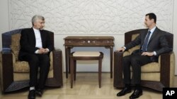 Foto yang dirilis oleh kantor berita resmi Suriah, SANA, menunjukkan foto kunjungan Sekretaris Dewan Keamanan Nasional Iran, Saeed Jalili ke Damaskus, menemui Presiden Bashar al-Assad (7/8).