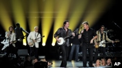 Steve Martin y Rascal Flatts durante la actuación en los premios de la Academia de la Música Country.