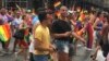 Des milliers de personnes défilent pour la Gay Pride de New York
