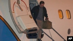 북한에 억류되었다 석방된 제프리 에드워드 파울 씨가 22일 새벽 미국 오하이오주 데이톤의 공군기지에 도착해 비행기에서 내리고 있다.