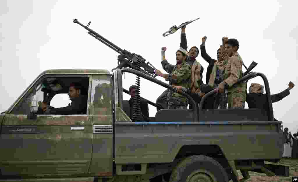 گروهی از شورشیان حوثی یمن که مورد حمایت جمهوری اسلامی هستند، نزدیک شهر صنعا.&nbsp; &nbsp;