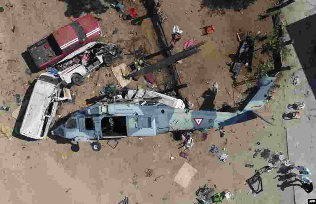 Aerial view of the military helicopter that fell on a van in Santiago Jamiltepec, Oaxaca state, Mexico, Feb. 17, 2018. A 7.2-magnitude earthquake rattled Mexico on Friday, causing little damage but triggering a tragedy when a minister&#39;s helicopter crash-landed on the way to the epicenter, Oaxaca, killing 13 people, including three children, on the ground.