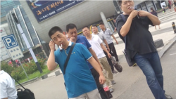 2017年8月14日，天津二中院审理与709律师案相关的维权人士吴淦（网名超级低俗屠夫）现场附近的便衣维稳人员（美国之音记者叶兵拍摄）