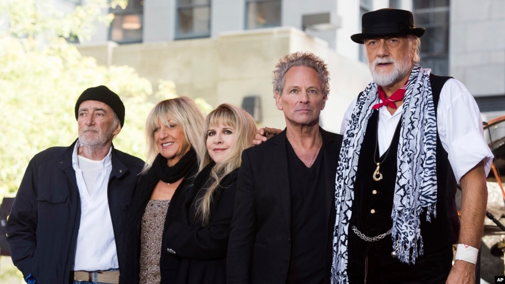 Archivo-John McVie, desde la izquierda, Christine McVie, Stevie Nicks, Lindsey Buckingham y Mick Fleetwood, de la banda Fleetwood Mac, en el "Today" show de NBC. Nueva York, octubre 9, 2014. 