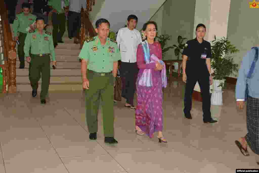 ေဒၚေအာင္ဆန္းစုၾကည္နဲ႔ တပ္မေတာ္ကာကြယ္ေရး ဦးစီးခ်ဳပ္ ဗိုလ္ခ်ဳပ္မွဴးႀကီး မင္းေအာင္လိႈင္တို႔ ေတြ႔ဆံု (ၾသဂုတ္လ ၈ ရက္ေန႔ ၂၀၁၆) ( Myanmar State Counsellor Office)
