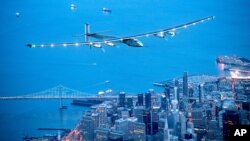 هواپیمای خورشیدی بر فراز سان فرانسیسکو در ایالت کالیفرنیای آمریکا.