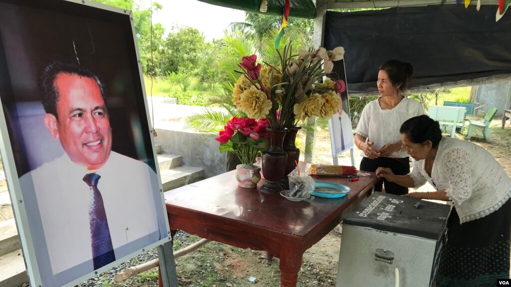 អ្នកធ្វើដំណើរគោរពសពលោកបណ្ឌិត កែម ឡី នៅគេហដ្ឋានរបស់លោកបណ្ឌិត កែម ឡី នៅឃុំលាយបូរ ស្រុកត្រាំកក់ ខេត្តតាកែវ ថ្ងៃទី៧ ខែកក្កដា ឆ្នាំ២០១៩។ (ហ៊ុល រស្មី/VOA)