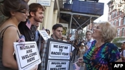 Người ủng hộ và chống đối đề xuất xây đền thờ Hồi giáo cãi nhau tại New York, ngày 11/9/2010