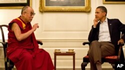 အေမရိကန္သမၼတ ဘရက္အိုဘားမားနဲ႔ တိဘက္ဘုန္းေတာ္ႀကီး ဒလိုင္းလားမားတို႔ အိမ္ျဖဴေတာ္မွာ ေတြ႔ဆံုေနစဥ္ (ဇူလိုင္လ ၁၆၊ ၂၀၁၁)၊ Official White House Photo by Pete Souza
