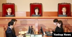 Lee Jung-mi, the head of the trial of the Constitutional Court of Korea (center), has spoken out at the 11th session of the presidential impeachment trial against Park Geun-hye at the Jodong Constitutional Court in Seoul, South Korea, 2/7/2017.