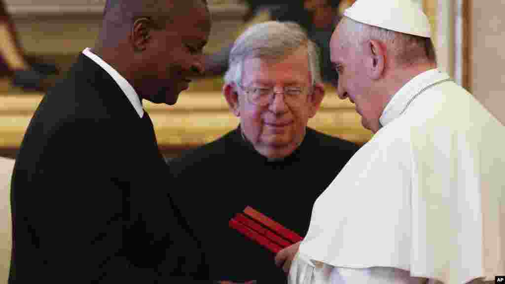 Le pape François remet des cadeaux au président centrafricain, Faustin-Archange Touadéra, lors d&#39;une audience privée au Vatican le 18 avril 2016.