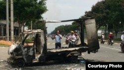 越南南部平陽省，示威者在一次反華示威中燒毀了一輛卡車。