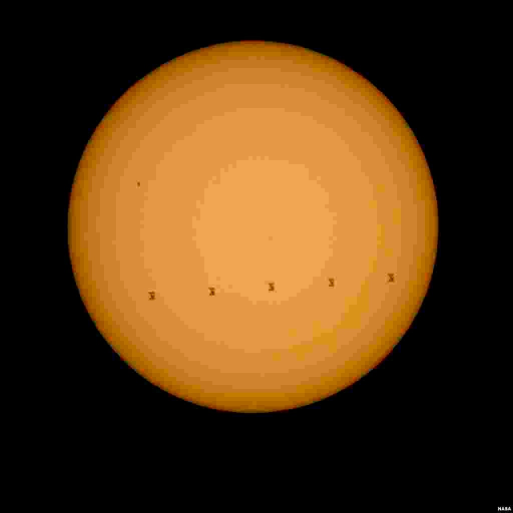 미국 버지니아주 셰난도어 국립공원에서 촬영한 태양 사진 5장을 결합한 이미지. 태양을 배경으로 국제우주정거장의 검은외곽이 선명하게 보인다.