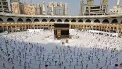 Le 31 juillet 2020, des pèlerins font le tour de la Kaaba, le sanctuaire le plus saint de la Grande mosquée de la ville sainte saoudienne de La Mecque, le 31 juillet 2020 lors du pèlerinage annuel musulman du Hajj.