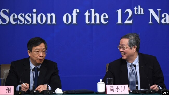 2015年3月12日在北京召开的第十二届全国人民代表大会第三次会议期间，时任中国人民银行行长周小川（右）和副行长易纲（左）召开新闻发布会。