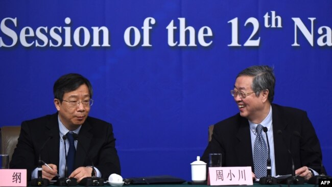 2015年3月12日在北京召开的第十二届全国人民代表大会第三次会议期间,时任中国人民银行行长周小川(右)和副行长易纲(左)召开新闻发布会。
